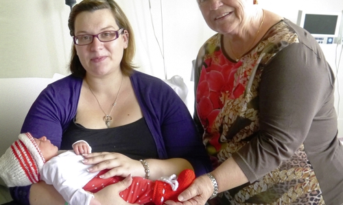 Gut behütet: Jaqueline Surma (links) nimmt ein Mützen-Söckchen-Set der Spenderin Edeltraut Klokow-Worms (rechts) für ihre kleine Tochter entgegen. Foto: HELIOS Klinikum Gifhorn