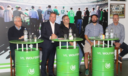 Der ehemalige VfL-Geschäftsführer Klaus Fuchs, Niedersachsens Innen- und Sportminister Boris Pistorius, Moderator Lars M. Vollmering, Daniel Schmidt von den Supporters Wolfsburg und Gerd Wagner, Koordinationsstelle Fanprojekte, diskutierten über die Zukunft des Fußballs (v. li.). Fotos und Podcast: Alexander Dontscheff