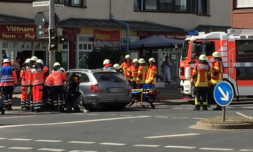 Die Einsatzkräfte sind mit einem Großaufgebot vor Ort. Fotos: Frank Vollmer