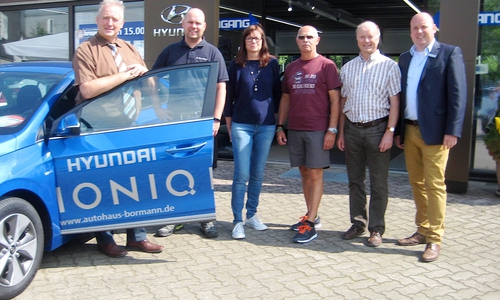 Gruppenfoto zum Abschluss des Besuchs nach gelungener Probefahrt. Fotos: CDU