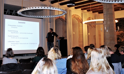 Alexander Dargatz, Oberarzt in der Klinik für Kinder- und Jugendpsychiatrie und –psychotherapie, sprach an diesem Abend über „Selbstverletzendes Verhalten und Suizidalität bei Jugendlichen.“ Foto: AWO Psychiatriezentrum