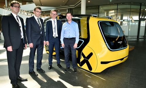 Die Tagung gibt spannende Einblicke in Innovationen zum hybriden Leichtbau für eine nachhaltige Mobilität. Volkswagens Chief Digital Officer Johann Jungwirth (r.) mit (v. l.) Florian Rehr, Geschäftsführer von ITS mobility, Professor Dr. Thomas Vietor, TU Braunschweig, Sprecher des Niedersächsischen Forschungszentrum Fahrzeugtechnik, und Professor Dr. Klaus Dröder, TU Braunschweig, Mitglied des Vorstandes der Open Hybrid LabFactory. Foto: Volkswagen/Lars Landmann