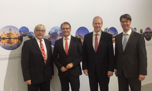 von links:  Oberbürgermeister Köhler, Oberbürgermeister und Aufsichtsratsvorsitzender Markurth, Oberbürgermeister Schostok, Oberbürgermeister Dr. Meyer Foto: metropolregion.de
