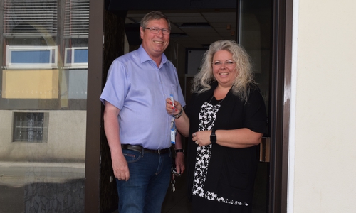 Burkhard Siebert und Silke Mahn halten die Schlüssel zum neuen und
gleichzeitig bereits bekannten Domizil des Wahlbüros in den Händen. Foto: Stadt Goslar