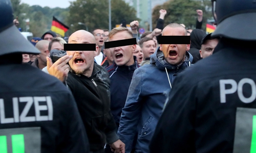 Sie brüllen und gestikulieren wild: Pierre B. (li.) und Lasse R. (Mitte) auf dem Marsch durch Chemnitz. Foto: MARTIN DIVISEK / EPA-EFE / Shutterstock
