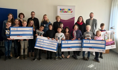 Claudia Kayser, Leiterin der Direktion Wolfsburg (hinten, Mitte), mit den Vertretern der Gewinnerschulen des United Kids Foundations Bambinilaufs. Foto: Volksbank BraWo
