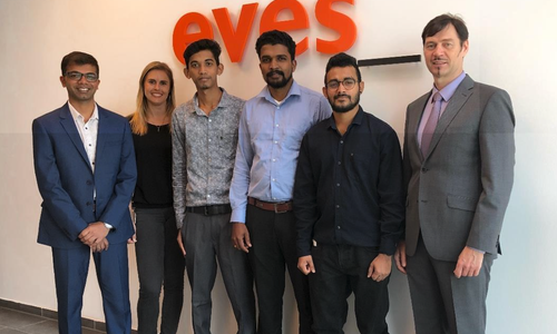 Abhishek Swaminathan (Shoring Manager),
Karina Aurich-Gressler (Project Management Office), Tel Bahadur (Softwareentwickler),
Rejith Surendran (Softwareentwickler),
Akhil Gopinath (Softwareentwickler) und
Ansgar Jeremias (Projektmanager). Foto: eves_