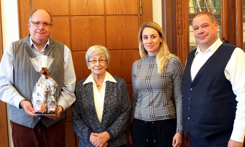 Von links: Der scheidende Propst Detlef Gottwald, Melsene Bittó, Anja Müller und Bürgermeister Wittich Schobert vom Vorstand der Alma und August Müller-Stiftung. Foto: Stadt Helmstedt