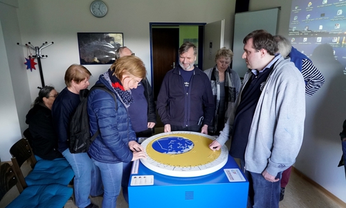 Niels Luithardt – Student und selbst blind – ist der „Entwickler“ dieser ersten audiotaktilen Himmelsscheibe und erklärt gern anderen die Funktionsweise. Foto: Sternwarte