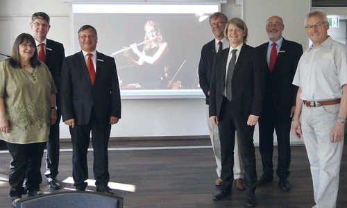 Fröhliche Gesichter, als die Musikschulen den Erlös aus dem Benefizkonzert der Kultur- und Sozialstiftung der Sparkasse Gifhorn-Wolfsburg überreicht bekamen. Von links: Brunhild Maxa, stellvertretende Leiterin der Kreismusikschule Gifhorn, Bernd Strohbecke und Jürgen Kröger, Vorstand der Kultur- und Sozialstiftung der Sparkasse Gifhorn-Wolfsburg, Wilfried Andacht, Vorsitzender des Fördervereins der Musikschule der Stadt Wolfsburg, Matthias Klingebiel, stellvertretender Leiter der Musikschule der Stadt Wolfsburg, Christian Eichler, Vorstand der Kultur- und Sozialstiftung der Sparkasse Gifhorn- Wolfsburg, und Karl-Heinz Ente, stellvertretender Vorsitzender des Fördervereins der Kreismusikschule Gifhorn. Foto: Sparkasse Gifhorn-Wolfsburg
