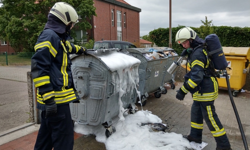 Die Feuerwehr schäumte den Container zur Sicherheit ab. Foto: Feuerwehr Vorsfelde