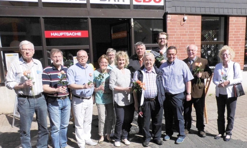 Der CDU-Stadtverband überreichte zum bevorstehenden Muttertag Rosen in der Innenstadt. Foto: Privat