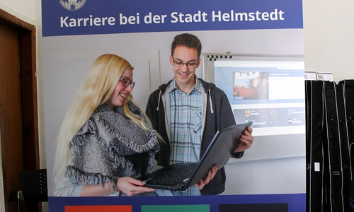 Mit verschiedenen Roll-Up-Bannern informiert die Stadt Helmstedt über ihr Leistungsspektrum. Foto: Stadt Helmstedt