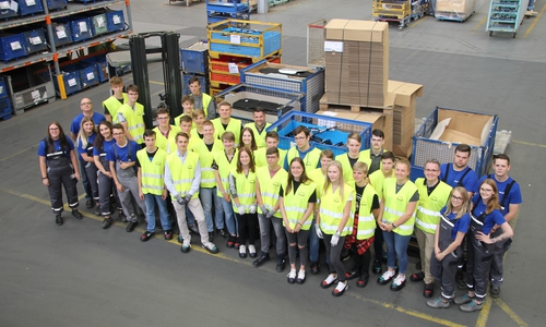Angemessen gekleidet konnten die Schüler vor Ort erleben, wie Logistik in der Praxis aussieht. Foto: Große Schule Wolfenbüttel