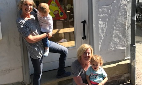 Die Tagesmütter Carolin Schmidt (li.) und Sylvia Noll gewährten Einblicke in die praktische Tätigkeit der Kindertagespflegeperson. Foto: Landkreis Wolfenbüttel