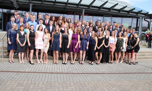 Die Abiturienten des THG 2019 freuen sich über das Ende ihrer Schulzeit - bei der Entlassung in der Wolfenbütteler Lindenhalle. Foto: THG