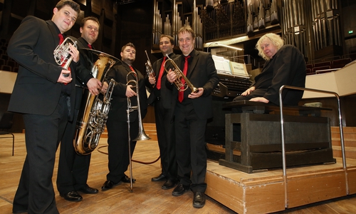 "Classic Brass" und Organist Matthias Eisenberg treten in Hornburg auf. Foto: Privat