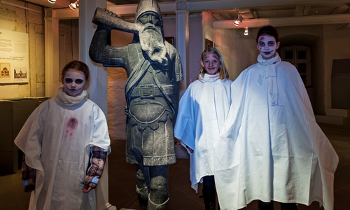 Vorsicht! Wolfsburger Schlossgespenster unterwegs (Foto: Stadtmuseum/Peter Riewaldt)