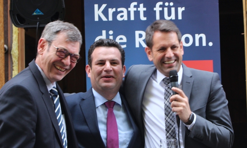 Für Minister Lies war der Empfang ein Heimspiel. Er demonstrierte herzliche Verbundenheit mit den Peiner Genossen. Fotos: Frederick Becker