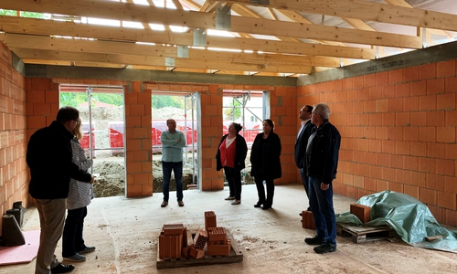 Es geht voran! Mitglieder des Kindergartenausschusses und Samtgemeindeverwaltung machten sich ein Bild vom aktuellen Baufortschritt. Foto: Gemeinde Grasleben