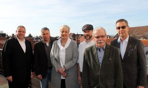 Bürgermeister Wittich Schobert, Frank Kemmer (Stadt Helmstedt), Andrea Jostschulte (Amtsgericht Helmstedt) sowie der scheidende Schiedsmann Lars Pollex und die amtierenden Schiedsmänner Detlef Niebuhr und Peter Benke. Foto: Stadt Helmstedt