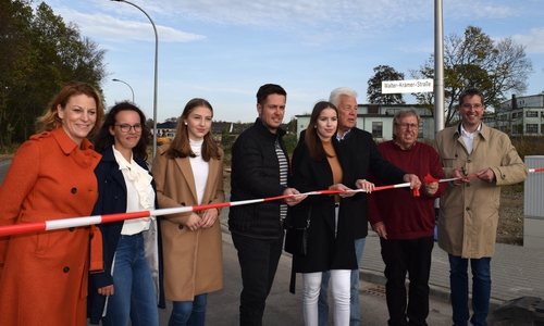 Dr. Silke Köstler-Holste (von links), Julia Urbaneck, Jule Tiedemann, Carsten Kreie, Lisa Bartsch, Bauunternehmer Folkert Bruns, Manfred Kreie und Oberbürgermeister Dr. Oliver Junk zerschneiden symbolisch das Band zur Freigabe der Straße.
Foto: Stadt Goslar