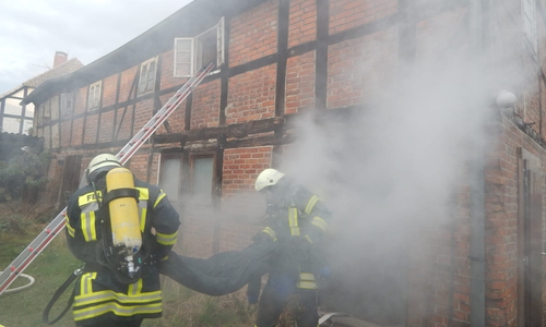 Die Übung war so realistisch, dass die Einsatzkräfte noch einige Minuten nach dem Eintreffen von einem Ernstfall ausgingen. Foto: Samtgemeinde Velpke