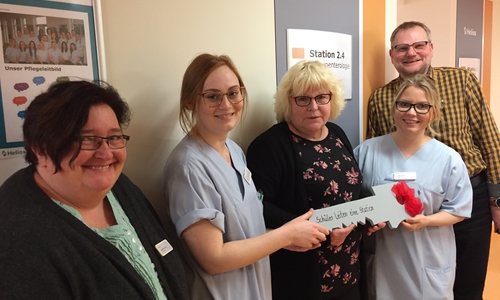 Von Stationsleitung zu Stationsleitung – Hiltraud Klein (Mitte) übergibt Luisa Orsini (rechts) und Paula Virkus den symbolischen Schlüssel und damit die Verantwortung über die Station 2.4. Auch auf dem Foto: Schulleiterin Angelika Keinert und Pflegedirektor Jens Bosenick. Foto: Helios