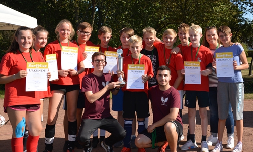Das Sieger-Team aus Vöhrum bekam den Wanderpokal verliehen. Fotos: Ev.-luth. Kirchenkreis Peine