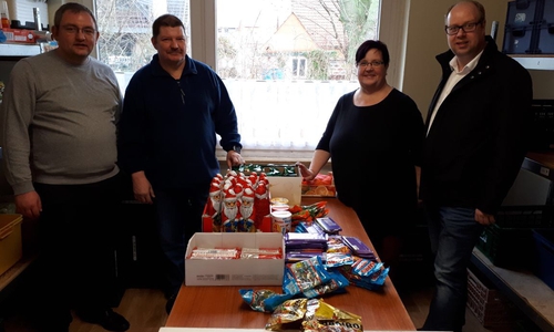 Jan Fricke, Schöninger Ratsherr und Kreistagsabgeordneter; Rüdiger Bobrowski und Rosemarie Wysocki vom Tante Emma Laden; Jörn Domeier, SPD-Landtagsabgeordneter Foto: Büro Jörn Domeier