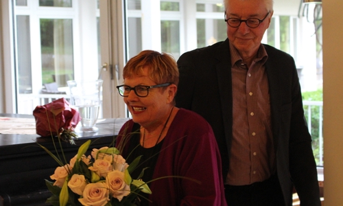 Bezirksbürgermeister Uwe Jordan gratulierte Kate Grigat erneut für ihre Auszeichnung mit dem Verdienstkreuz am Bande des Verdienstordens der Bundesrepublik Deutschland. Fotos: Jonas Walter