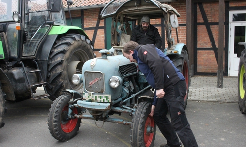 An dem Eicher, Baujahr 1962, von Walter Scholz hatte TÜV-Prüfer Carsten Hottendorf nichts anzusetzen. Fotos: Eva Sorembik