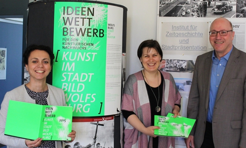 Anita Plancenti-Grau, Leiterin des Institutes für Zeitgeschichte, Steffi Crain, Projektudurchführung, und Dr. Hans-Joachim Throl, Vertreter der Jury, stellen den Ideenwettbewerb vor. Foto: Sandra Zecchino