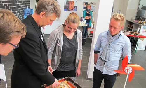 Spiele-Erfinder Andreas Michaelis erklärt Besuchern die Spielregeln, Foto: Privat.