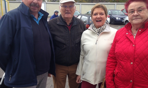 Herr Tippelt aus dem Kanzlerfeld, Herr und Frau Lorenz aus Lehndorf, Frau Tippelt im Gespräch mit Annegret Ihbe, der wirtschaftspolitischen Sprecherin der SPD-Ratsfraktion. Foto: Annegret Ihbe