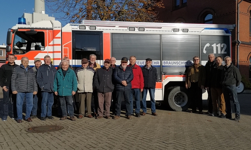 Die Besucher erhielten einen Einblick in die Arbeit und Fahrzeuge der Berufsfeuerwehr.Fotos: Freiwillige Feuerwehr Woltorf