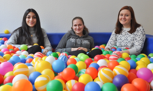 Beim FSJ im Kindergarten Siebenstein haben Berde Gül Kaptantogrul (von links), Franziska Schmidt und Henrike Waßmann viel Spaß. Foto: Lebenshilfe
