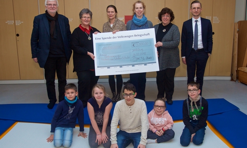 Übergabe der Volkswagen Belegschaftsspende an den Förderverein der Friedrich-Schiller-Schule am erneuerten Trampolin (v.l.n.r.):  Betriebsrat und Vorsitzender des Sozialausschusses Klaus Wenzel, Ina Boßdorf, 1. Vorsitzende des Fördervereins, Teresa Sprei, 2. Vorsitzende des Fördervereins, Betriebsrätin Sandra Bruder, Schulleiterin Anke Pöcking und Björn Hennings, Volkswagen Personal. Foto: VW

