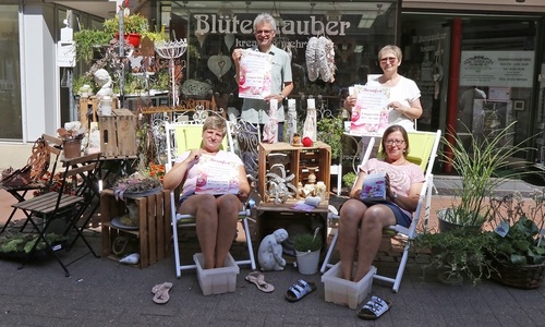 Doreen Mildner (Blütenzauber), Matthias Knoche-Herwig (Arbeitskreis Fair-Trade-Town), Ellen Gomolluch (Reformhaus Bertram) und Kerstin Weber (Löwen Apotheke) freuen sich auf das Rosenfest. Foto: Stadt Wolfenbüttel
