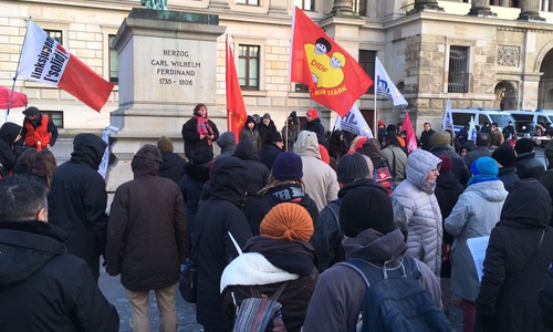Vor dem Braunschweiger Schloss fand eine Kundgebung statt. Fotos/Video: Marian Hackert.