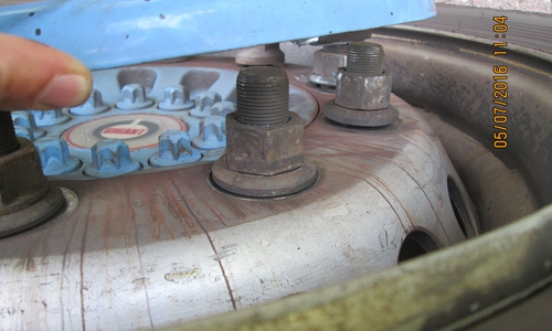 Wie die Polizei Braunschweig mitteilte, wurde am Mittwochmorgen  ein LKW-Fahrer auf der A2 bei Braunschweig aus dem Verkehr gezogen. Das Fahrzeug wies erhebliche Mängel auf, so dass für Gefahr für den Fahrer und die anderen Verkehrsteilnehmer bestand. Foto: Polizei Braunschweig