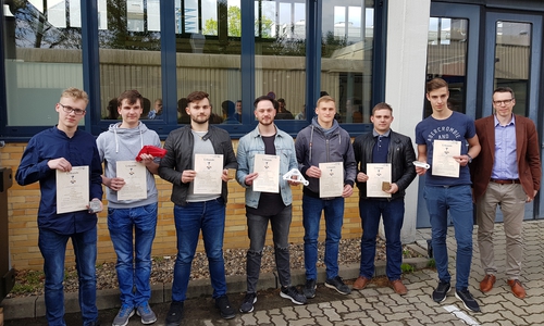 Die Sieger des Wettbewerbs (von links): Shahin Hahn, Jan Warda, Marco Calvello, Silvio Fullone, Justus Bosse, Marlon Mallast, Stefen Jaufmann mit Projektleiter Prof. Dr. Andreas Ligocki. Foto: Ostfalia
