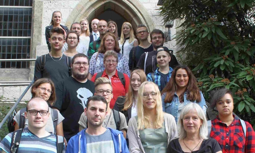 Schulleiterin Annegret Jäkel (erste Reihe vorne rechts) und die neuen 23 Auszubildenden der Fachschule Heilerziehungspflege vor der Kirche Peter und Paul in Neuerkerode. Foto: Stiftung Neuerkerode