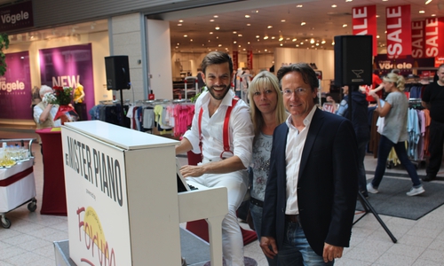 V.l. „Mister Piano" (Dennis Volk), Karina Karger und Sven Hess vom Center-Management. Video/Fotos: Jan Weber