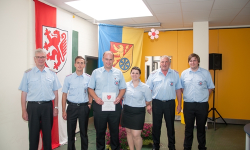 Ehrung Ortsbrandmeister Eike Kuthe mit dem Ehrenzeichen des Feuerwehrverbandes Braunschweig-Stadt e.V.: Von links: Regierungsbrandmeister Jürgen Ehlers, Stellv. Ortsbrandmeister Florian Parkitny, Ortsbrandmeister Eike Kuthe, Jugendfeuerwehrwartin Jasmin Lindner, Stadtbrandmeister Wolfgang Schulz, Stellv. Jugendfeuerwehrwart Gerrit Kaul. Foto: Jugendfeuerwehr Stöckheim
