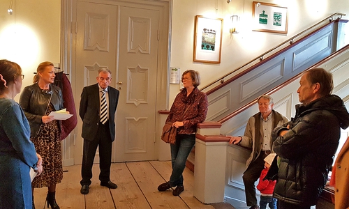 Eröffnung der Ausstellung „Der Blick aus dem Fenster“ in der Treppengalerie, von links: Annegrit Helke, Dunja Kreiser, Klaus-Dieter Arndt, Dr. Manfred Bormann (5. von links). Foto: Sickter Kulturinitiative