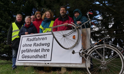 Radweginitiative Evessen an ihrem neuen Banner mit Unfallfahrrad. Foto: H. Judith