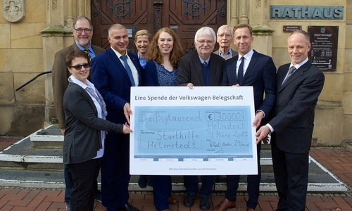 VW Belegschaftsspende über 30.000 Euro für Kinderhilfsprojekte an die Initiative "Starthilfe Helmstedt": Simone Strozyk, Helmut Wensing, Oliver Wolf, Christine Schmid, Sandra Bruder, Klaus Wenzel, Klaus-Achim Schiller, Ralf Witte und Henning Konrad Otto. Foto: Volkswagen / Gero Gerewitz.