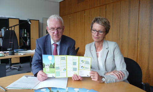 v.l. Erster Stadtrat Werner Borcherding und Kathrin Mohrs (Leiterin Stabsstelle Familie) Foto: Stadt Wolfsburg