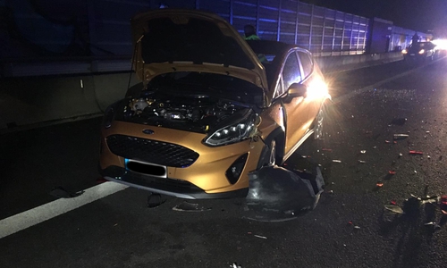 Der neue Wagen wurde von beiden Seiten beschädigt. Fotos: aktuell24/KR